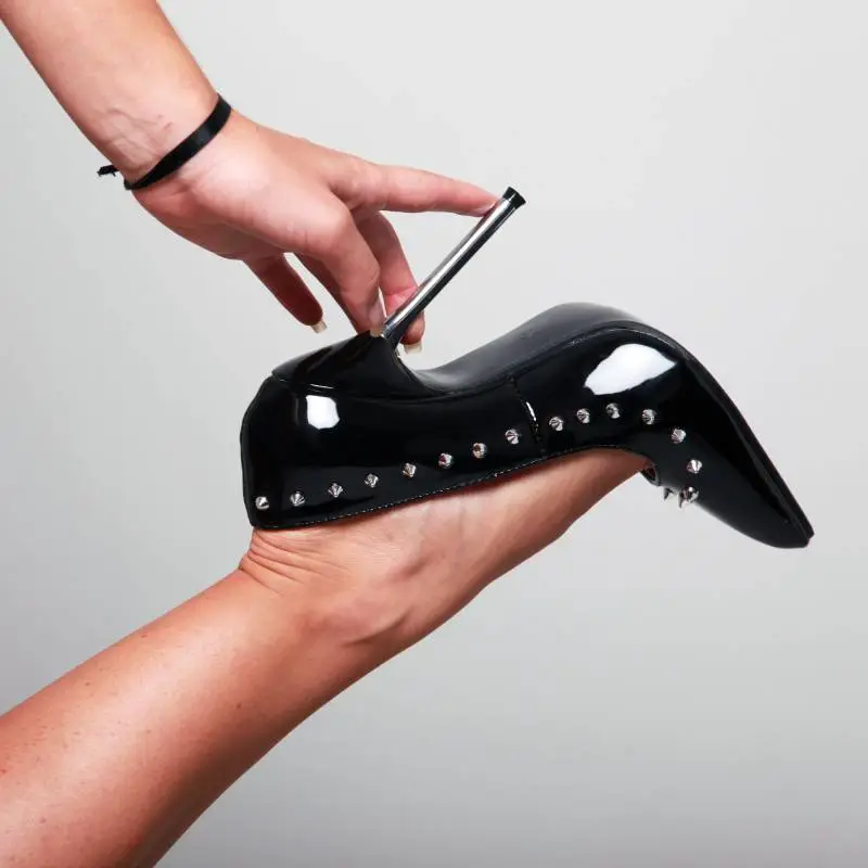 ESCARPIN VINYLE NOIR CLOUTÉ – Image 9