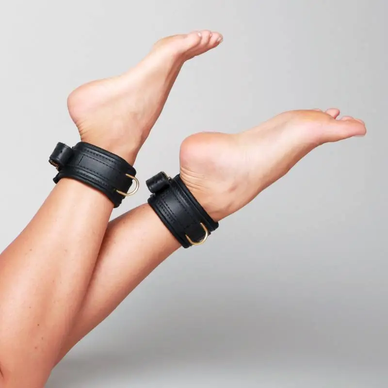 COLLECTION DEMONIA MENOTTES CHEVILLES CUIR NOIR ANNEAU DORE – Image 7